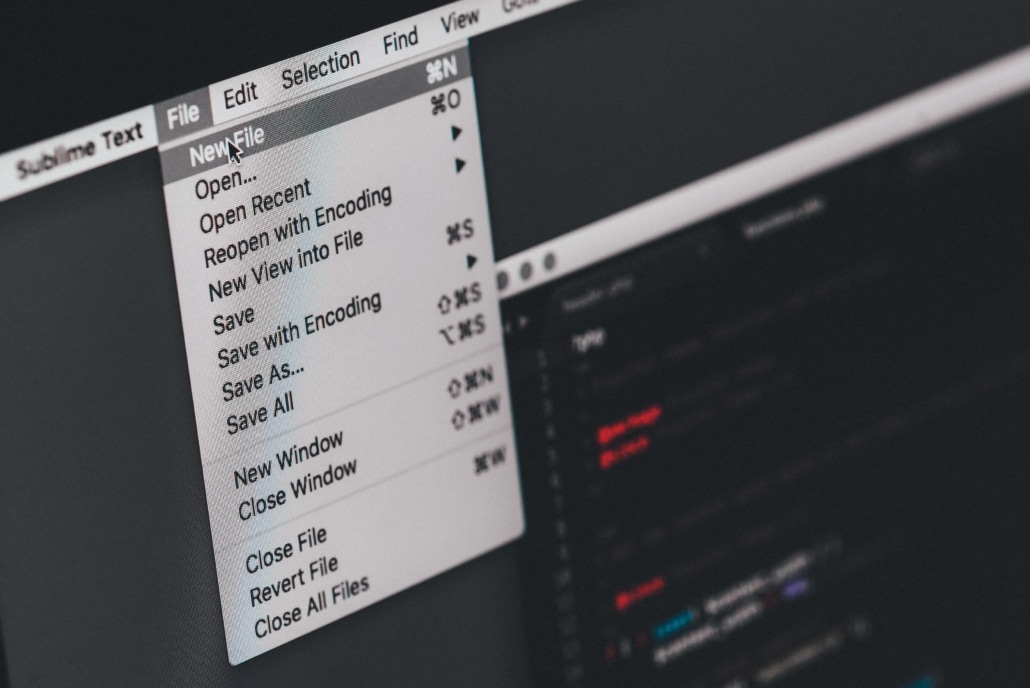 Schermo del computer con il mouse posizionato sul menu a discesa File.