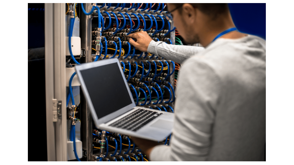 Een persoon die een storage area network implementeert.
