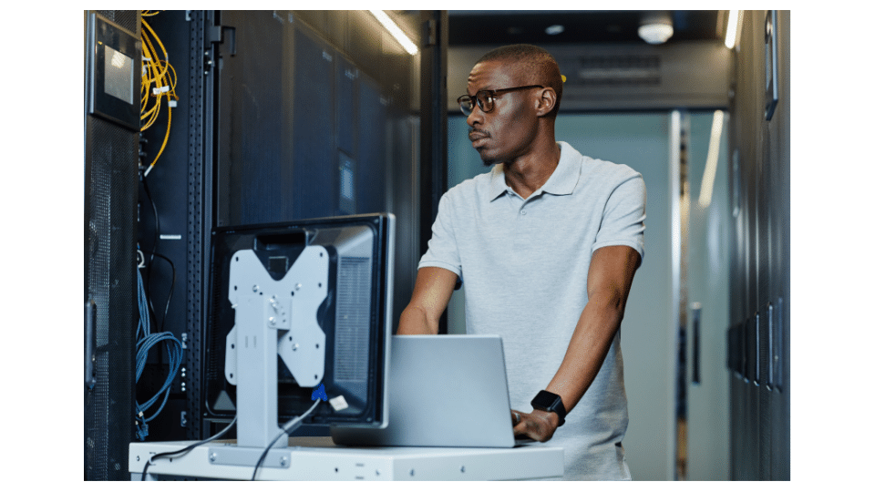 Iemand die de architectuur van een storage area network (SAN) configureert.