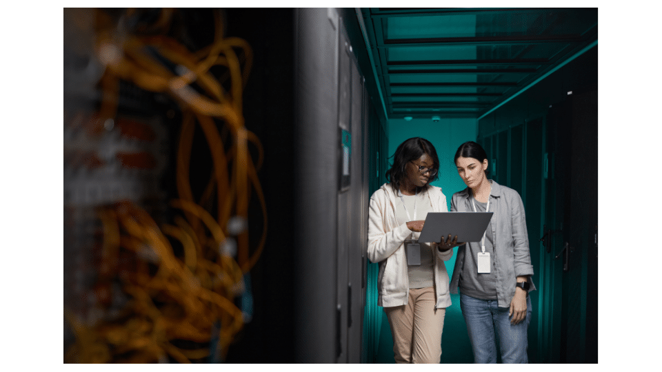 Twee personen lossen problemen op tijdens de implementatie van een Storage Area Network (SAN).